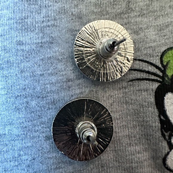 Retro M initial earrings in black and gold - Picture 2 of 2